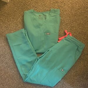 FIGS surgical green Scrub Set - V-Neck Top & yola skinny Pants